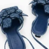 Sandalen mit Blumenapplikationen