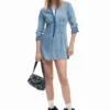 Schmal geschnittenes Jeans-Kleid Schmal geschnittenes Jeans-Kleid