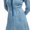 Schmal geschnittenes Jeans-Kleid Schmal geschnittenes Jeans-Kleid