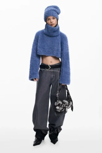 Set aus kurz geschnittenem Pullover und Mütze