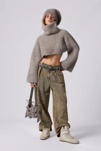 Set aus kurz geschnittenem Pullover und Mütze
