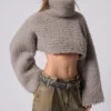 Set aus kurz geschnittenem Pullover und Mütze Set aus kurz geschnittenem Pullover und Mütze