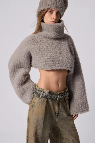 Set aus kurz geschnittenem Pullover und Mütze