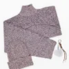 Set aus Pullover und Strickhut Set aus Pullover und Strickhut