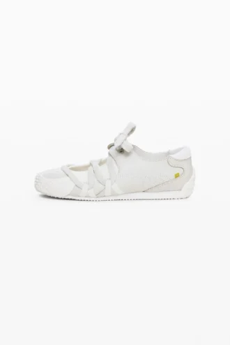 Sneaker aus naturbelassenem Stoff