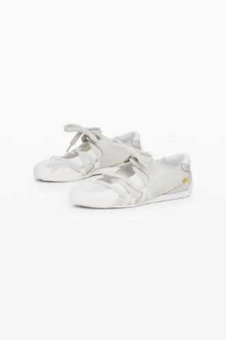 Sneaker aus naturbelassenem Stoff