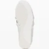 Sneaker aus naturbelassenem Stoff