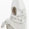 Sneaker aus naturbelassenem Stoff