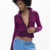 Strickjacke mit hohem Kragen Strickjacke mit hohem Kragen