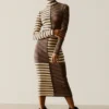 Strickkleid mit hohem Kragen Strickkleid mit hohem Kragen
