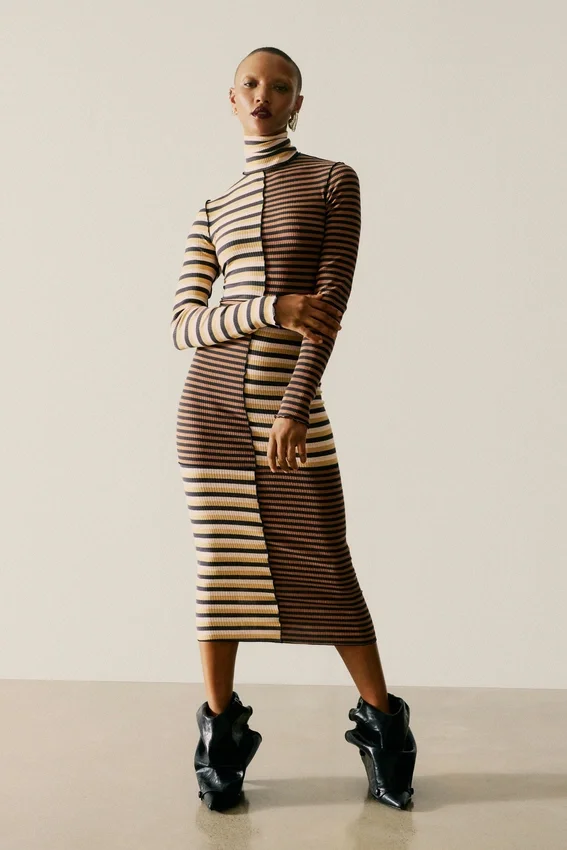 Strickkleid mit hohem Kragen Strickkleid mit hohem Kragen