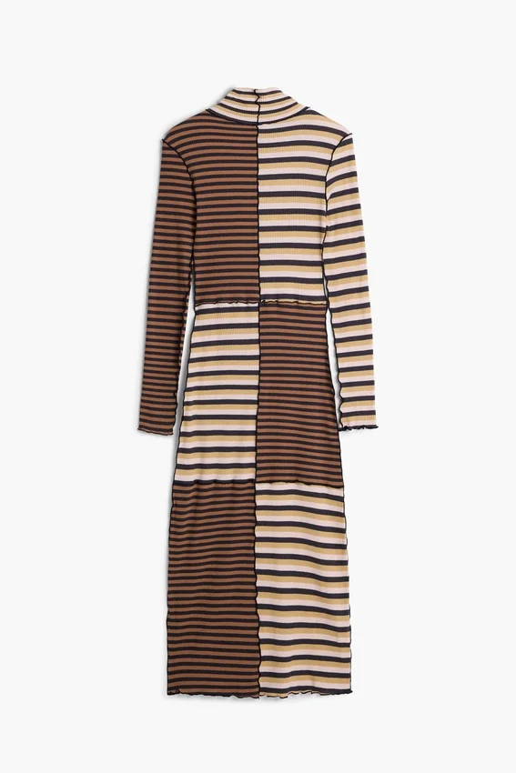 Strickkleid mit hohem Kragen Strickkleid mit hohem Kragen