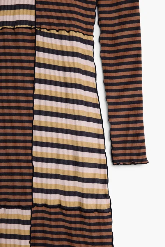 Strickkleid mit hohem Kragen Strickkleid mit hohem Kragen