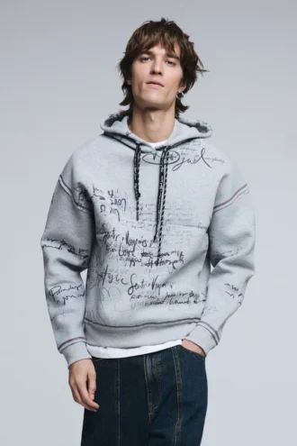 Sweatshirt mit Kapuze und Schriftzug Sweatshirt mit Kapuze und Schriftzug