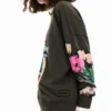 Sweatshirts mit Collagen-Motiv Sweatshirts mit Collagen-Motiv