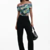 T-Shirt mit Blumenmuster und U-Boot-Ausschnitt T-Shirt mit Blumenmuster und U-Boot-Ausschnitt