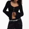 T-Shirt mit Druckknöpfen und Schnürung T-Shirt mit Druckknöpfen und Schnürung
