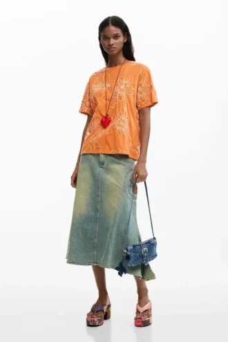 T-Shirt mit gestickten Blumen