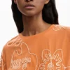 T-Shirt mit gestickten Blumen T-Shirt mit gestickten Blumen