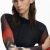 T-Shirt mit transparenten Ärmeln