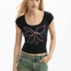 Tailliertes T-Shirt mit Blumenmuster Tailliertes T-Shirt mit Blumenmuster