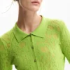 Tailliertes T-Shirt mit Blumenmuster Tailliertes T-Shirt mit Blumenmuster