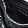 Tasche mit Nieten und Prägung