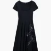 Tief ausgeschnittenes Midikleid