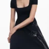 Tief ausgeschnittenes Midikleid