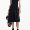 Tief ausgeschnittenes Midikleid