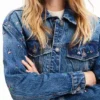 Truckerjacke aus Denim mit Blumenmuster Truckerjacke aus Denim mit Blumenmuster