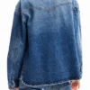 Truckerjacke aus Denim mit Blumenmuster Truckerjacke aus Denim mit Blumenmuster