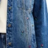 Truckerjacke aus Denim mit Blumenmuster Truckerjacke aus Denim mit Blumenmuster