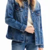 Truckerjacke aus Denim mit Blumenmuster Truckerjacke aus Denim mit Blumenmuster