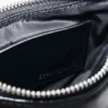 Umhängetasche mit Geldbörsen-Nahtdetails