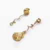Unregelmäßige goldene Muschelohrringe Zalio