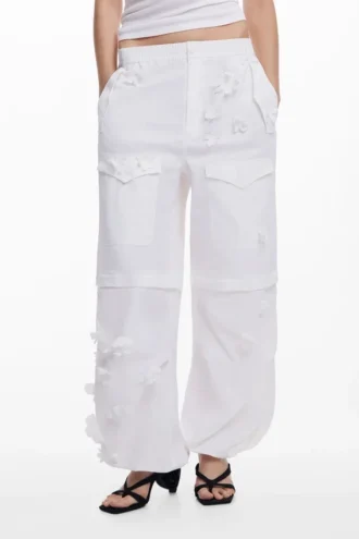 Wandelbare Hose mit Blumen von Tyler Mcgillivary