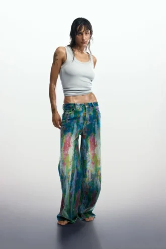 Weit geschnittene Splatter-Jeans Weit geschnittene Splatter-Jeans