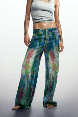 Weit geschnittene Splatter-Jeans Weit geschnittene Splatter-Jeans
